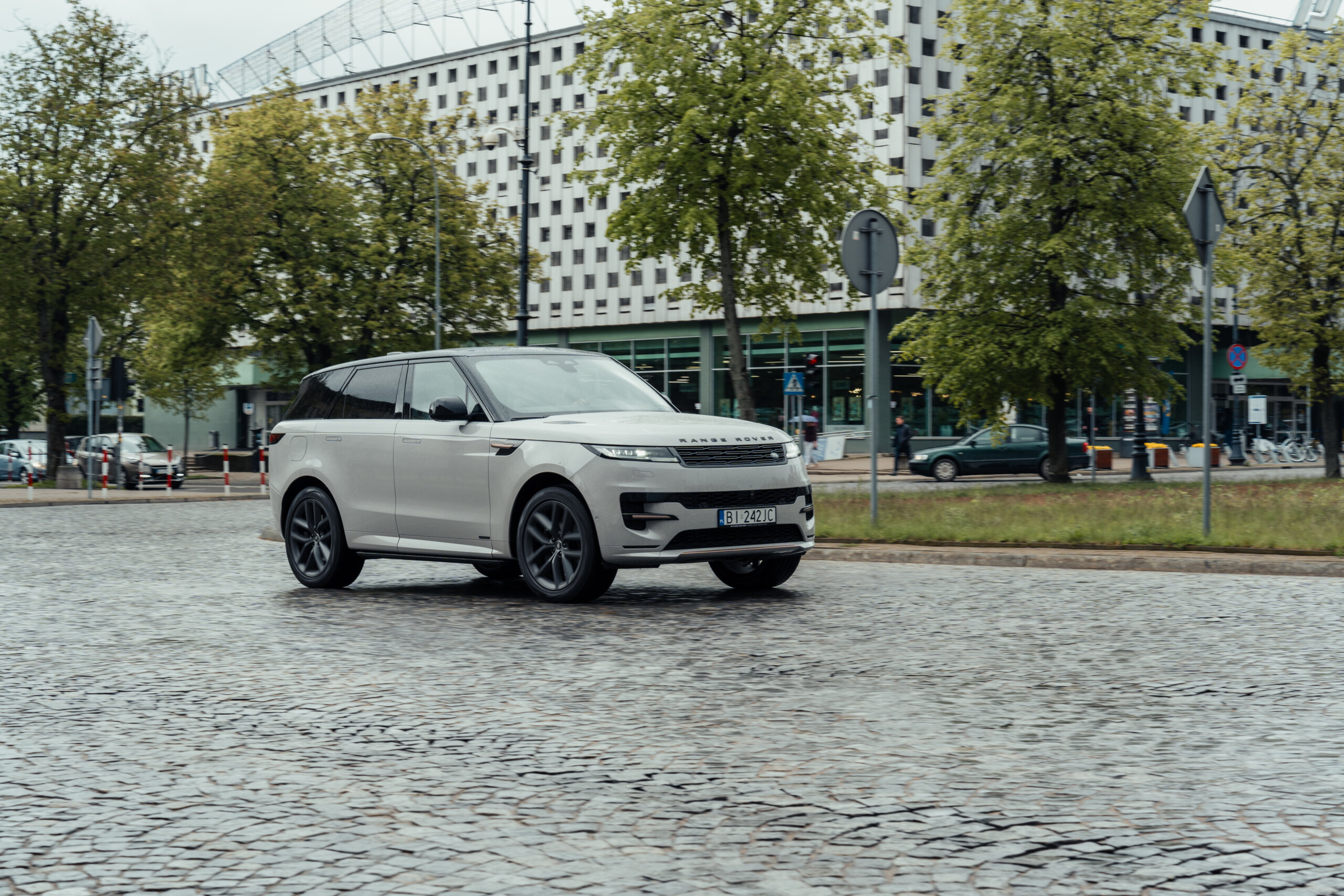 Range Rover Sport w Wyścigu z Wodospadem: Spillway Challenge