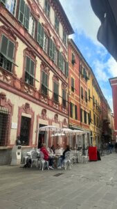 Liguria La Spezia - uliczka z kawiarnią
