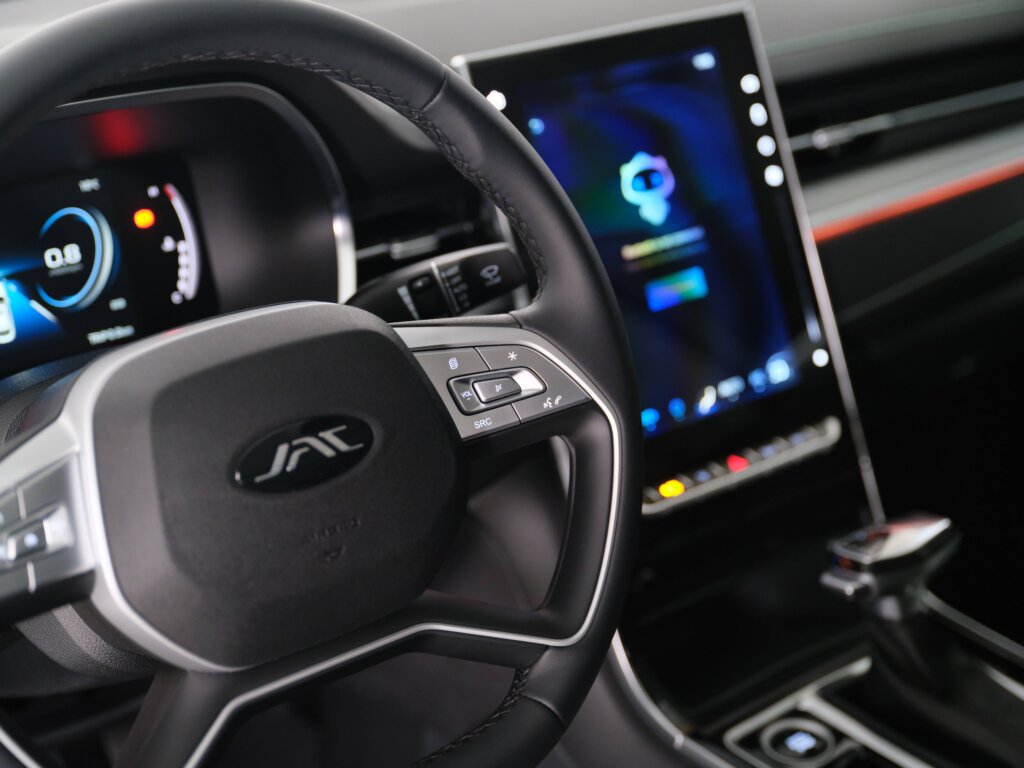 wnętrze JAC J7 PLUS