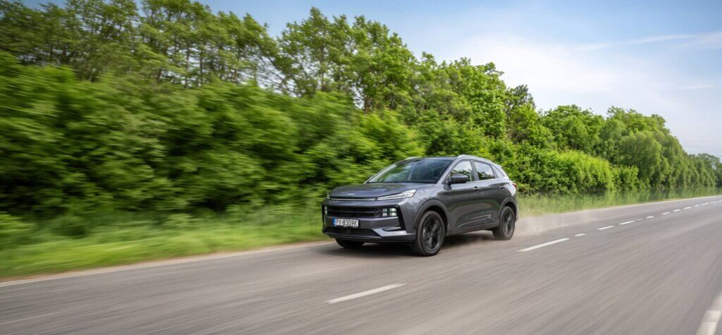 Sportowe wnętrze samochodu JAC JS6